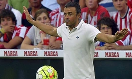 HLV Enrique khó chịu với tin đồn Neymar được M.U quan tâm.