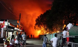 Lửa bao trùm kho phế liệu, hàng chục hộ dân hoảng hốt tháo chạy