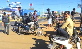 “Chợ người” trên đường Trường Chinh.