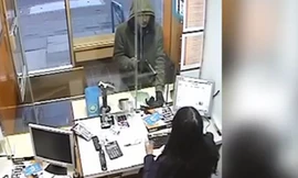 Kỳ lạ tên cướp rút súng dọa nạn nhân rồi... bỏ đi