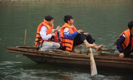 “Choáng” trước cảnh học sinh lớp 6 tự chèo thuyền đi học