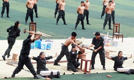 Màn công phá đầy sức mạnh của những nữ Cảnh sát đặc nhiệm. 