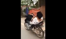 Lại xuất hiện clip nam thanh niên lái xe bằng chân