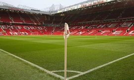 Sân Old Trafford đang bị chuột tấn công.