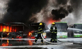 Cháy lớn bến xe buýt, một người chết