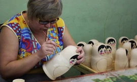 Những búp bê Nga Matryoshka nổi tiếng khắp thế giới được chế tác bởi những nghệ nhân tay nghề cao ở xưởng Semenov.