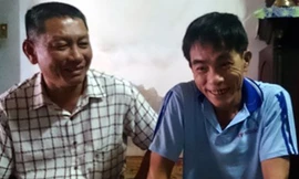 Ông Nguyễn Văn Đạo (bên phải) tươi cười bên ân nhân cứu mạng Phạm Tấn Lộc.