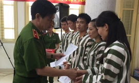 Phạm nhân nhận quyết định đặc xá.