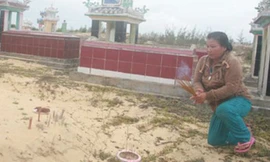 Phần mộ của 2 “người chồng” được chị Hoa cho chôn liền kề nhau.