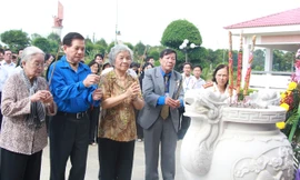 Nguyên Chủ tịch nước Nguyễn Minh Triết và các đại biểu dâng hương tại tượng đài Chủ tịch Hồ Chí Minh trong khu căn cứ Ban an ninh TW Cục miền Nam.