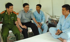 Lãnh đạo Công an TP Buôn Ma Thuột và Công an tỉnh Đăk Lăk thăm hỏi hai cảnh sát bị thương. Ảnh: Kh.Uyên/ VnExpress