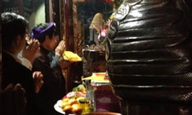 Thầy cúng hành nghề.