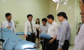 Bí thư Tỉnh ủy Nghệ An Hồ Đức Phớc làm việc với BV quốc tế xây dựng tại Vinh. Ảnh: Việt Hương.