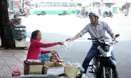 Vào khu 'chợ' giữa Sài Gòn khách hàng toàn đàn ông