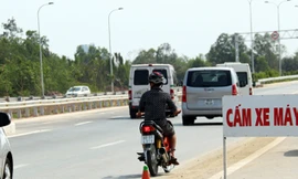 Dù đã có biển báo cấm xe máy nhưng thanh niên này vẫn chạy vào cao tốc. Ảnh: Hữu Công.