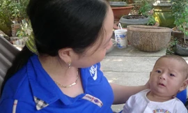 Bé Quốc Huy càng lớn càng kháu khỉnh.