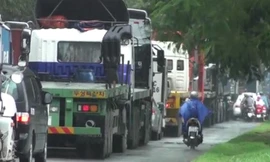 Hàng nghìn ôtô kẹt cứng trên đường vào cảng Sài Gòn