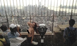 Một bức trong bộ ảnh 'boobs-about-town' của Allen Henson Ảnh: NY Dailynews.