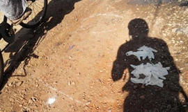 Khu vực bà Nga đổ gục được đo vẽ khám nghiệm.