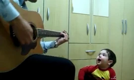Bé 2 tuổi “gảy đàn” và hát cùng bố cực chất
