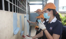Hàng chục tình nguyện viên sơn mới hai trường học
