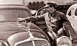 Stalin kiểm tra chiếc xe mới ZIS-110, tháng 4/1936.