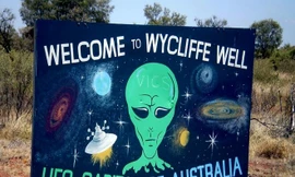 "Chào mừng tới Wycliffe Well, thủ đô UFO của Australia" là nội dung một tấm biển báo bên lề một đường cao tốc dẫn tới thị trấn Wycliffe Well.