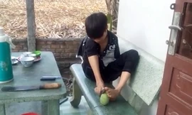 Cậu bé không tay trèo cây, gọt xoài bằng chân