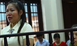 Nguyệt (đứng, khóc) và Trang tại phiên toà sơ thẩm.