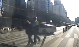 Việc làm cảm động của cảnh sát giúp người đi bộ