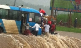 Clip hàng chục người liều mình đẩy ôtô vượt lũ cuồn cuộn