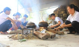 Người kho cá thuê thường là những người có tuổi đời 30–40 tuổi có kinh nghiệm kho cá. Ảnh: Tú Anh/ Zing