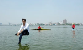 Cận cảnh 'kỳ nhân' đi bộ trên mặt nước Hồ Tây