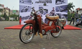 Giữa một "rừng" môtô PKL tại Motul Moto Club 2015, chiếc xe đạp máy Mobylette lại là điểm nhấn bởi sự thanh lịch, cổ kính của nó.