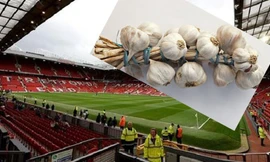 Du khách hít phải mùi tỏi nồng nặc khi tới tham quan sân Old Trafford.