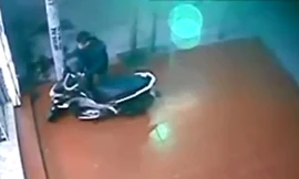 Tên trộm xe Air Blade thản nhiên bỏ đi khi bị bắt quả tang
