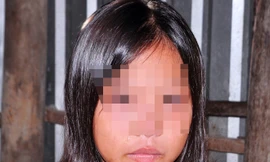 Bé Nguyễn Thị Huyền bị mẹ đuổi khỏi nhà.