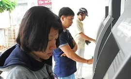 Nhiều khách hàng than phiền phí ATM hiện nay quá nhiều. Ảnh minh họa.