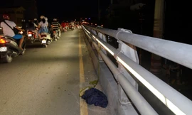 Sợi dây dù và đồ đạc của nạn nhân vẫn còn trên cầu.