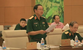 Thượng tướng Đỗ Bá Tỵ báo cáo Ủy ban Thường vụ Quốc hội sáng 13/8. Ảnh: DN.