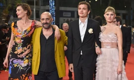 Đạo diễn Gaspar Nóe (áo vàng) và ba diễn viên chính phim "Love" trên thảm đỏ Cannes.