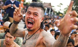 Tháng 3 hàng năm, tại ngôi đền Wat Bang Phra ở Nakhon Pathom, Thái Lan, lại diễn ra lễ xăm mình vô cùng độc đáo, thu hút nhiều tín đồ trên khắp Thái Lan.