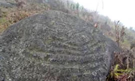 Hình khắc trên một tảng đá.