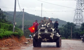 Theo chân xe lội nước quân đội cứu dân vùng lũ