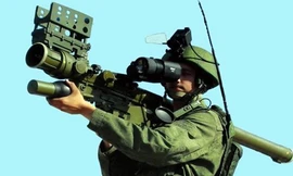 Trong ảnh là một binh sĩ Nga đang thử nghiệm tổ hợp tên lửa phòng không vác vai Verba do KBM phát triển.