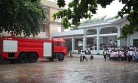 Vụ cháy khiến hàng trăm học sinh hoảng loạn. Ảnh: Ngọc An.