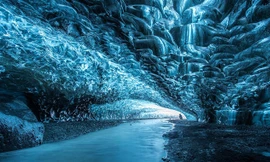 Vẻ đẹp lay động của hang động dưới dòng sông băng.