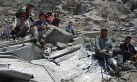 Các thành viên trong nhóm leo núi người Chile trong bức ảnh chụp ngày 26/1, bên cạnh xác chiếc máy bay Douglas DC-3 mất tích cách đây 54 năm. Ảnh chụp màn hình trang The Guardian.