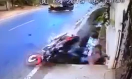 Xe lam quay đầu hất người đi xe máy xuống cống