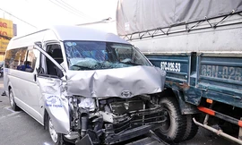 Bảy ôtô đâm liên hoàn trên QL1A, giao thông kẹt cứng